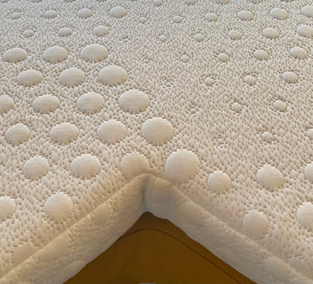 Nahaufnahme Ecke des Topper-Bezugs mit gestepptem Muster