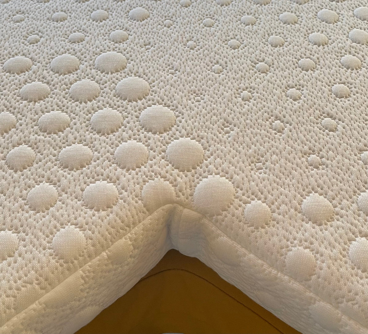 Nahaufnahme Ecke des Topper-Bezugs mit gestepptem Muster